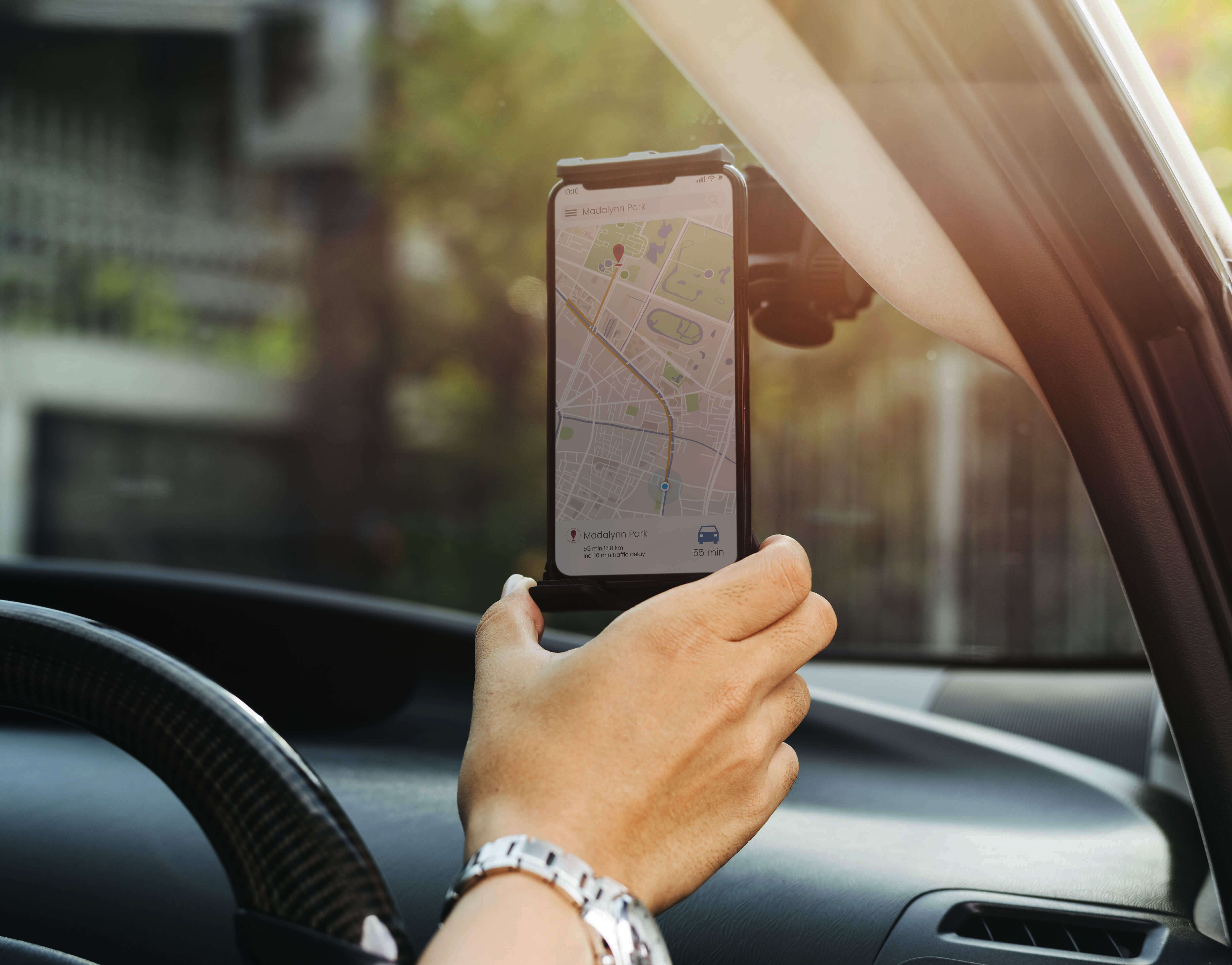 Thrive-driver-map Mobile phone in the car window